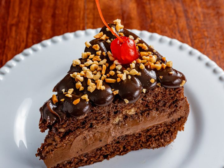 Fatia de bolo de chocolate com cereja